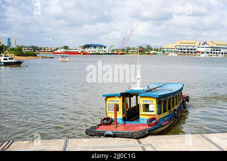Terengganu, Malaysia: 16. Jan 2022 - Wassertaxi, das noch immer für den Transport von Menschen im Ostküstenstaat Malaysia verwendet wird. Stockfoto
