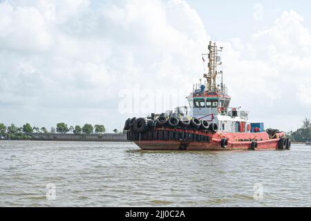 Terengganu, Malaysia: 16. Jan 2022 - großes Boot, das entlang des Flusses im Ostküstenstaat Malaysia fährt. Stockfoto