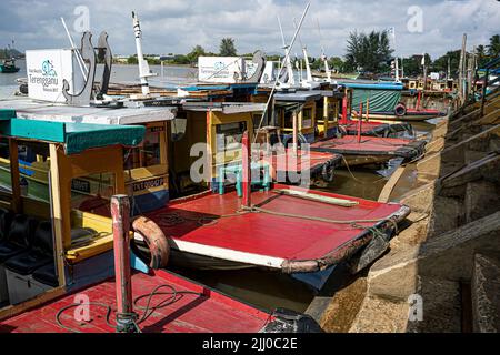 Terengganu, Malaysia: 16. Jan 2022 - Wassertaxi, das noch immer für den Transport von Menschen im Ostküstenstaat Malaysia verwendet wird. Stockfoto