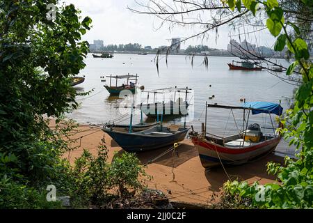 Terengganu, Malaysia: 16. Jan 2022 - an der malaysischen Ostküste vertäuten einige Fischerboote am Ufer des Flusses Stockfoto