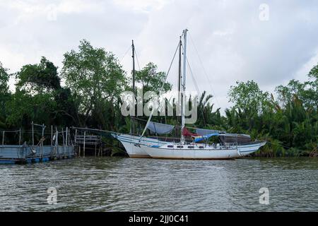 Terengganu, Malaysia: 16. Jan 2022 - Ein Segelschiff, das an der malaysischen Ostküste am Ufer des Flusses festgemacht ist Stockfoto