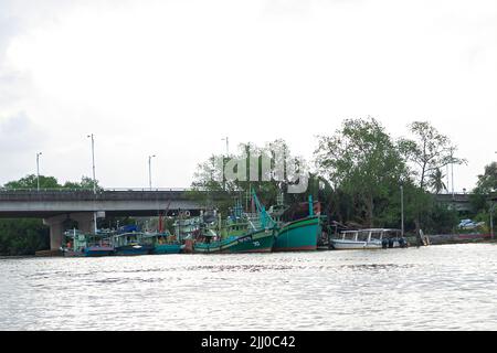 Terengganu, Malaysia: 16. Jan 2022 - an der malaysischen Ostküste vertäuten einige Fischerboote am Ufer des Flusses Stockfoto