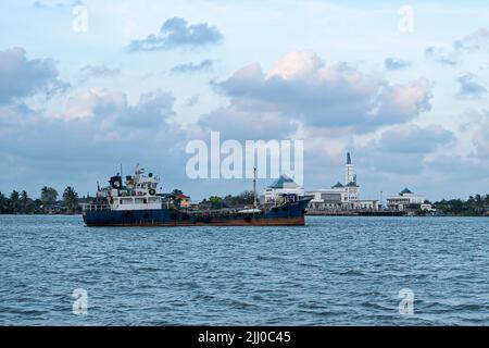 Terengganu, Malaysia: 16. Jan 2022 - großes Schiff, das entlang des Flusses im Ostküstenstaat Malaysia unterwegs ist. Stockfoto