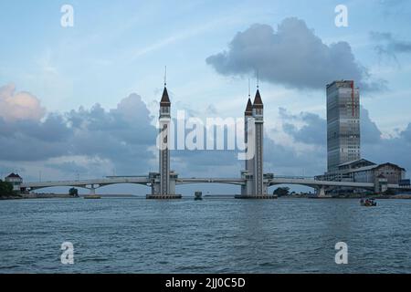 Terengganu, Malaysia: 16. Jan 2022 - wunderschöne Zugbrücke über den breiten Fluss mit blauem Himmel im Hintergrund. Stockfoto