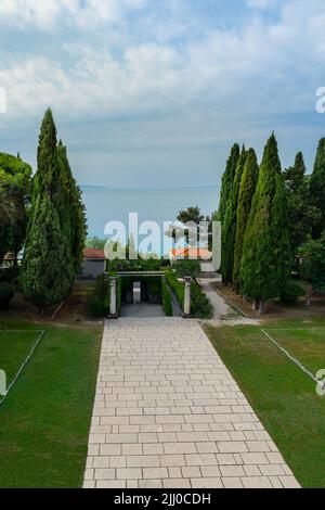 Blick nach Süden auf die Adria von den Stufen der Ivan Mestrovic Galerie in Split Kroatien Stockfoto