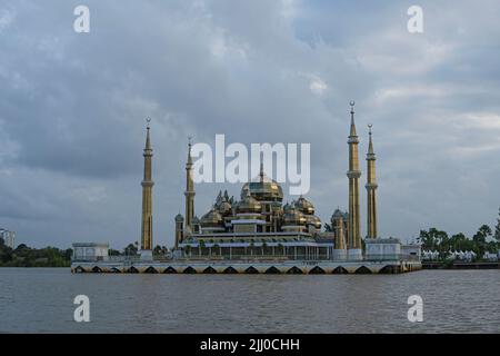 Terengganu, Malaysia: 16. Jan 2022 - die wunderschöne Kristallmoschee am Fluss Stockfoto