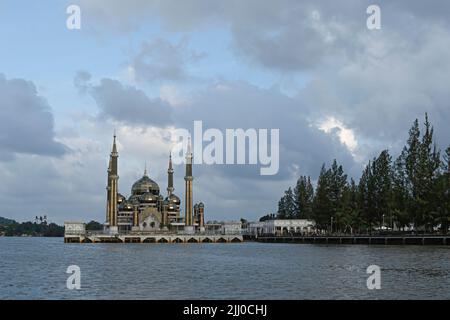 Terengganu, Malaysia: 16. Jan 2022 - die wunderschöne Kristallmoschee am Fluss Stockfoto