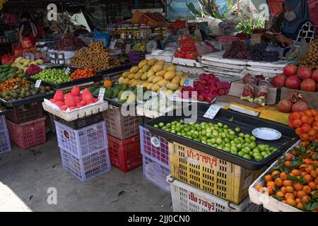 Terengganu, Malaysia: 16. Jan 2022 - Ein Obststand, der verschiedene Obstsorten verkauft Stockfoto