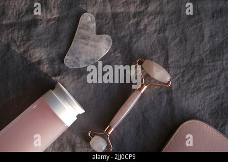 Pink Quartz gua Sha Steinrolle und Gesichtswerkzeug. Stockfoto