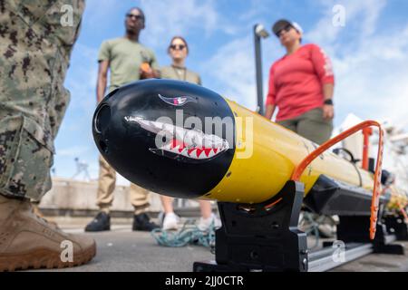 Honolulu, Usa. 14. Juli 2022. Seemänner der US-Navy Fleet Survey Team bereiten sich auf den Einsatz eines unbemannten Unterwasser-Fahrzeugs vor IVER3-580 Autonomes Unterwasser-Fahrzeug, um den Meeresboden auf Gefahren zu scannen, Teil eines Katastrophenschutzszenarios für humanitäre Hilfe während des Rim of the Pacific in Pearl Harbor, 14. Juli 2022 in Honolulu, Hawaii. Kredit: Cpl. Dillon Anderson/Royal New Zealand Air Force/Alamy Live News Stockfoto