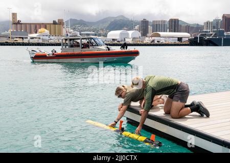 Honolulu, Usa. 14. Juli 2022. Seemänner der US-Navy Fleet Survey Team bereiten sich auf den Einsatz eines unbemannten Unterwasser-Fahrzeugs vor IVER3-580 Autonomes Unterwasser-Fahrzeug, um den Meeresboden auf Gefahren zu scannen, Teil eines Katastrophenschutzszenarios für humanitäre Hilfe während des Rim of the Pacific in Pearl Harbor, 14. Juli 2022 in Honolulu, Hawaii. Kredit: Cpl. Dillon Anderson/Royal New Zealand Air Force/Alamy Live News Stockfoto