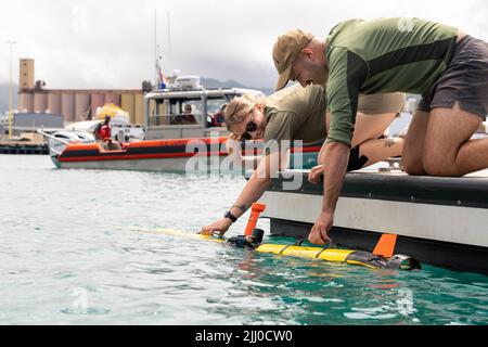 Honolulu, Usa. 14. Juli 2022. Seemänner der US-Navy Fleet Survey Team bereiten sich auf den Einsatz eines unbemannten Unterwasser-Fahrzeugs vor IVER3-580 Autonomes Unterwasser-Fahrzeug, um den Meeresboden auf Gefahren zu scannen, Teil eines Katastrophenschutzszenarios für humanitäre Hilfe während des Rim of the Pacific in Pearl Harbor, 14. Juli 2022 in Honolulu, Hawaii. Kredit: Cpl. Dillon Anderson/Royal New Zealand Air Force/Alamy Live News Stockfoto