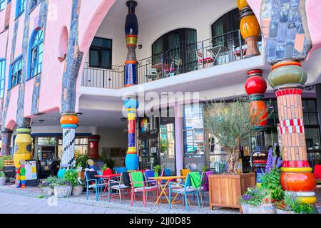 11.07.2022, Deutschland, Magdeburg, Historische Grüne Zitadelle, Hundertwassergebäude Stockfoto