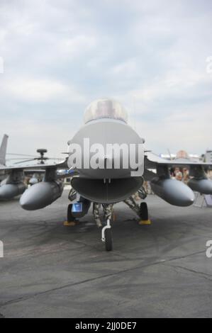 Eine Lockheed Martin F16C Fighting Falcon wurde am vierten Tag der Farnborough International Airshow (FIA) in Farnborough, Hampshire, Großbritannien, ausgestellt. Die Air Show, eine alle zwei Jahre stattfindende Messe für die Luftfahrtindustrie, ist die größte ihrer Art und zieht zivile und militärische Einkäufer aus der ganzen Welt an. Fachbesucher sind in der Regel über 100.000 Besucher. Auf die Handelsseite der Messe folgt ein Wochenende mit Flugdisplays, die an die breite Öffentlichkeit gerichtet sind. Auf der Messe wird viel getan, und auf der letzten Messe im Jahr 2018 wurden Geschäftsabschlüsse im Wert von 192 Milliarden US-Dollar vereinbart. Stockfoto