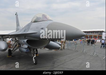 Eine Lockheed Martin F16C Fighting Falcon wurde am vierten Tag der Farnborough International Airshow (FIA) in Farnborough, Hampshire, Großbritannien, ausgestellt. Die Air Show, eine alle zwei Jahre stattfindende Messe für die Luftfahrtindustrie, ist die größte ihrer Art und zieht zivile und militärische Einkäufer aus der ganzen Welt an. Fachbesucher sind in der Regel über 100.000 Besucher. Auf die Handelsseite der Messe folgt ein Wochenende mit Flugdisplays, die an die breite Öffentlichkeit gerichtet sind. Auf der Messe wird viel getan, und auf der letzten Messe im Jahr 2018 wurden Geschäftsabschlüsse im Wert von 192 Milliarden US-Dollar vereinbart. Stockfoto