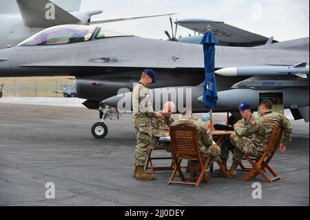 Die US-amerikanische Besatzung entspannt sich am vierten Tag der Farnborough International Airshow (FIA), die in Farnborough, Hampshire, Großbritannien, stattfindet, neben ihrem Flugzeug. Die Air Show, eine alle zwei Jahre stattfindende Messe für die Luftfahrtindustrie, ist die größte ihrer Art und zieht zivile und militärische Einkäufer aus der ganzen Welt an. Fachbesucher sind in der Regel über 100.000 Besucher. Auf die Handelsseite der Messe folgt ein Wochenende mit Flugdisplays, die an die breite Öffentlichkeit gerichtet sind. Auf der Messe wird viel getan, und auf der letzten Messe im Jahr 2018 wurden Geschäftsabschlüsse im Wert von 192 Milliarden US-Dollar vereinbart. Stockfoto