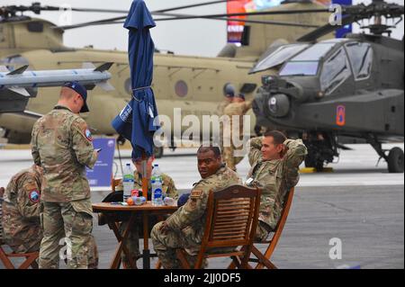 Die US-amerikanische Besatzung entspannt sich am vierten Tag der Farnborough International Airshow (FIA), die in Farnborough, Hampshire, Großbritannien, stattfindet, neben ihrem Flugzeug. Die Air Show, eine alle zwei Jahre stattfindende Messe für die Luftfahrtindustrie, ist die größte ihrer Art und zieht zivile und militärische Einkäufer aus der ganzen Welt an. Fachbesucher sind in der Regel über 100.000 Besucher. Auf die Handelsseite der Messe folgt ein Wochenende mit Flugdisplays, die an die breite Öffentlichkeit gerichtet sind. Auf der Messe wird viel getan, und auf der letzten Messe im Jahr 2018 wurden Geschäftsabschlüsse im Wert von 192 Milliarden US-Dollar vereinbart. Stockfoto