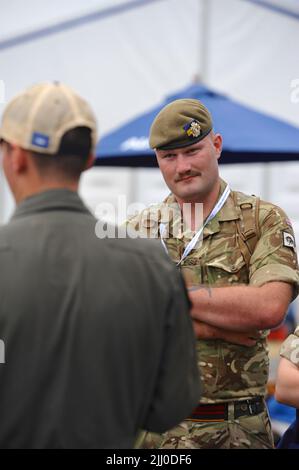 Ein Soldat des Königlichen Regiments von Princess Wales, 4. Bataillon, der eine Unterweisung der US-Luftwaffe am vierten Tag der Farnborough International Airshow (FIA) hört, die in Farnborough, Hampshire, Großbritannien, stattfindet. Die Air Show, eine alle zwei Jahre stattfindende Messe für die Luftfahrtindustrie, ist die größte ihrer Art und zieht zivile und militärische Einkäufer aus der ganzen Welt an. Fachbesucher sind in der Regel über 100.000 Besucher. Auf die Handelsseite der Messe folgt ein Wochenende mit Flugdisplays, die an die breite Öffentlichkeit gerichtet sind. Auf der Messe und der letzten Messe in 2018 SA wird viel getan Stockfoto