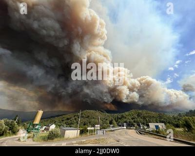 (220721) -- EL BARCO DE VALDEORRAS (SPANIEN), 21. Juli 2022 (Xinhua) -- das Foto vom 20. Juli 2022 zeigt den Rauch, der durch einen Waldbrand in El Barco de Valdeorras, Galicien, Spanien verursacht wurde. In Spanien hat die Hitzewelle das Risiko von Waldbränden in fast allen Teilen des Landes auf ein „extrem“ und ein „sehr hohes“ Niveau erhöht. Spanien hat im Jahr 2022 bisher über 250 Waldbrände erlitten, die über 90.000 Hektar Land abbrannten und damit die im Jahr 2021 gemeldeten Verluste übertraf. (Junta de Galicia/Handout via Xinhua) Stockfoto