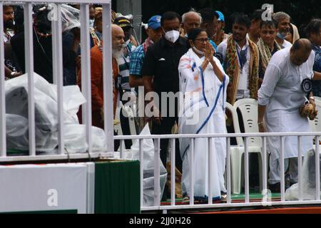 Kalkutta, Westbengalen, Indien. 21.. Juli 2022. Die Chefministerin des westbengalen indischen Staates Mamata Banerjee begrüßt die Anhänger der All India Trinamool Congress Party, bevor sie ihre Rede anlässlich des jährlichen Märtyrertages am 21. Juli 2022 in Kalkutta hält. (Bild: © Dipa Chakraborty/Pacific Press via ZUMA Press Wire) Stockfoto