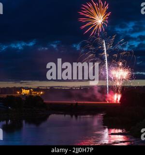 Jährliches Kelso, Schottland, gemeinsames Reiten Bürgerwoche Sommerfest - Feuerwerk am 11,30pm. Juli 20.. Gesehen von der Kelso alten Brücke mit Fußböden Burgflut Stockfoto