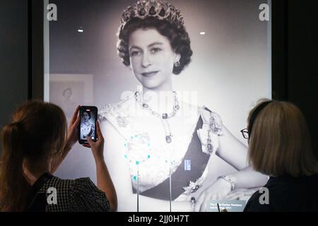 London, Großbritannien, 22.. Juli 2022, die State Rooms im Buckingham Palace wurden nach drei Jahren wieder eröffnet. Es handelt sich jetzt um eine spezielle Ausstellung zum Platin-Jubiläum des Schmuckstücks der Königin, in der sie während der siebzig Jahre ihrer Herrschaft fotografiert wurde. Es gibt auch Fotografien der königlichen Fotografin Dorothy Wilding. Die Fotos sind mit dem Schmuck abgestimmt, den die Königin auf den Bildern trug. Schmuck ist ein Delhi Durbar Halskette. Geöffnet bis 2.. Oktober 2022. , Andrew Lalchan Photography/Alamy Live News Stockfoto