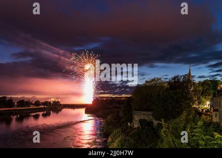 Jährliches Kelso, Schottland, gemeinsames Reiten Bürgerwoche Sommerfest - Feuerwerk am 11,30pm. Juli 20.. Gesehen von der Kelso alten Brücke mit Fußböden Burgflut Stockfoto