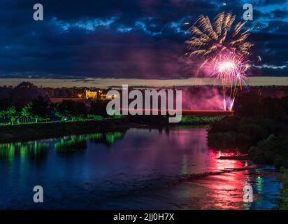 Jährliches Kelso, Schottland, gemeinsames Reiten Bürgerwoche Sommerfest - Feuerwerk am 11,30pm. Juli 20.. Gesehen von der Kelso alten Brücke mit Fußböden Burgflut Stockfoto