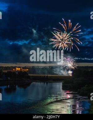 Jährliches Kelso, Schottland, gemeinsames Reiten Bürgerwoche Sommerfest - Feuerwerk am 11,30pm. Juli 20.. Gesehen von der Kelso alten Brücke mit Fußböden Burgflut Stockfoto