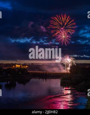 Jährliches Kelso, Schottland, gemeinsames Reiten Bürgerwoche Sommerfest - Feuerwerk am 11,30pm. Juli 20.. Gesehen von der Kelso alten Brücke mit Fußböden Burgflut Stockfoto