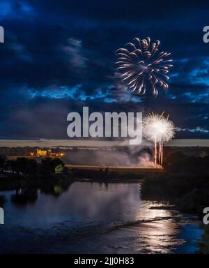 Jährliches Kelso, Schottland, gemeinsames Reiten Bürgerwoche Sommerfest - Feuerwerk am 11,30pm. Juli 20.. Gesehen von der Kelso alten Brücke mit Fußböden Burgflut Stockfoto