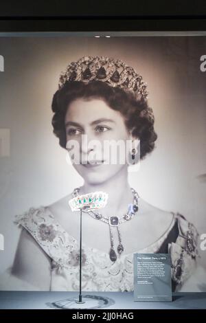 London, Großbritannien, 22.. Juli 2022, die State Rooms im Buckingham Palace wurden nach drei Jahren wieder eröffnet. Es handelt sich jetzt um eine spezielle Ausstellung zum Platin-Jubiläum des Schmuckstücks der Königin, in der sie während der siebzig Jahre ihrer Herrschaft fotografiert wurde. Es gibt auch Fotografien der königlichen Fotografin Dorothy Wilding. Die Fotos sind mit dem Schmuck abgestimmt, den die Königin auf den Bildern trug. Bolin zugeschrieben, der Vladimir Tiara, c. 1874. Geöffnet bis 2.. Oktober 2022. , Andrew Lalchan Photography/Alamy Live News Stockfoto