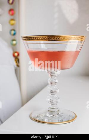 Pink Drink gekühlter Roséwein in Vintage-Kristall-Cocktail-Coupé Stockfoto