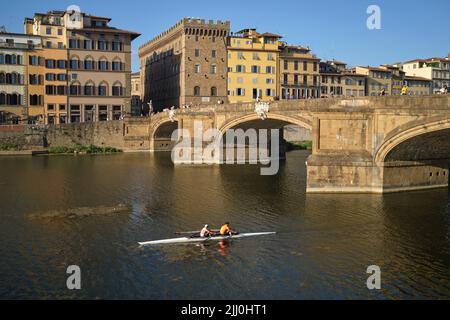 Kajaktour vorbei an der Ponte Santa Trinita Brücke und dem Fluss Arno in Florenz Italien Stockfoto