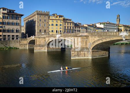 Kajaktour vorbei an der Ponte Santa Trinita Brücke und dem Fluss Arno in Florenz Italien Stockfoto