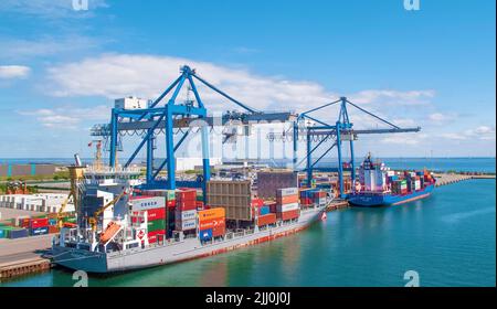 Containerschiffe werden im Hafen von Kopenhagen, Malmo, Dänemark, beladen und entladen. Stockfoto