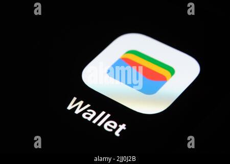 Neue Google Wallet App auf dem Bildschirm des Smartphones gesehen. Google Pay umbenannt in Google Wallet. Stafford, Großbritannien, 21. Juli 2022 Stockfoto