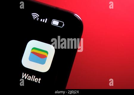 Neue Google Wallet App auf dem Bildschirm des Smartphones gesehen. Google Pay umbenannt in Google Wallet. Stafford, Großbritannien, 21. Juli 2022 Stockfoto