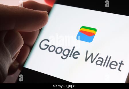 Neues Google Wallet-Logo auf dem Bildschirm des Smartphones. Google Pay umbenannt in Google Wallet. Stafford, Großbritannien, 21. Juli 2022 Stockfoto