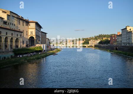 Blick nach Norden von der Ponte Vecchio entlang des Flusses Arno mit der Ponte Alle Grazie in der Didstance Florenz Italien Stockfoto