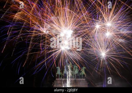 Brüssel, Belgien. 21.. Juli 2022. Am 21. Juli 2022 explodieren über dem Bogen des Parks zum 50. Jahrestag während der Feierlichkeiten zum belgischen Nationalfeiertag in Brüssel, Belgien, Feuerwerke. Quelle: Zheng Huansong/Xinhua/Alamy Live News Stockfoto