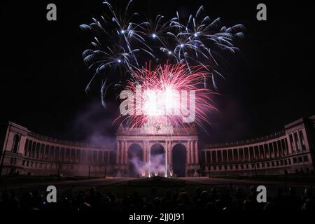 Brüssel, Belgien. 21.. Juli 2022. Am 21. Juli 2022 explodieren über dem Bogen des Parks zum 50. Jahrestag während der Feierlichkeiten zum belgischen Nationalfeiertag in Brüssel, Belgien, Feuerwerke. Quelle: Zheng Huansong/Xinhua/Alamy Live News Stockfoto