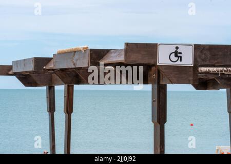 Strand Meer Behinderte Menschen Schild Rollstuhl Behinderte Sommer reserviert, von Symbol Handicap in schweden für tropische Rad, Resort Ozean. Von Stockfoto