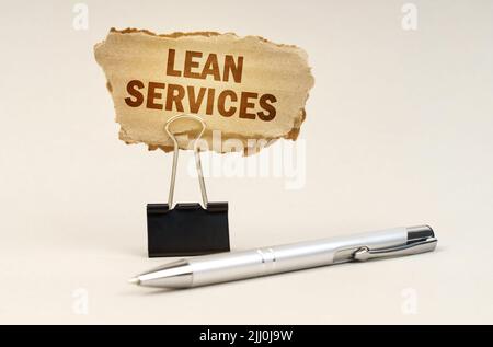 Industrie- und Geschäftskonzept. Neben dem Griff befindet sich ein Büroclip mit einem Schild. Auf dem Schild steht die Aufschrift Lean Services Stockfoto