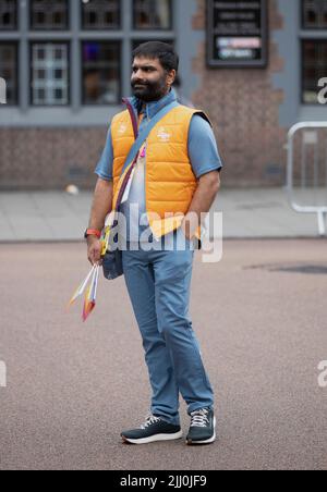 Ein ehrenamtlicher Teilnehmer der Commonwealth Games, der das Baton der Königin durch das Zentrum von Coventry führt. Stockfoto