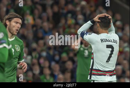 Action während der Rep of Ireland (0) gegen Portugal (0) FIFA 2022 Qualifier-Spiel in Dublin mit: Jeff HENDRICK, CRISTIANO RONALDO, Seamus COLEMAN wo: Dublin, Irland Wann: 10 Nov 2021 Credit: Anthony Stanley/WENN Stockfoto