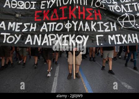 Athen, Griechenland. 21.. Juli 2022. Demonstranten marschieren mit Parolen gegen die Polizei und den Staat. Tausende marschierten während der Demonstration von 6. in Solidarität mit dem anarchistischen Gefangenen Giannis Michailidis, der sich seit Mai 23. im Hungerstreik befindet und die Behörden zur Einhaltung des Gesetzes auffordert und ihn freilässt, da er die notwendige Zeit zur Freilassung auf Bewährung abgedient hat. (Bild: © Nikolas Georgiou/ZUMA Press Wire) Stockfoto