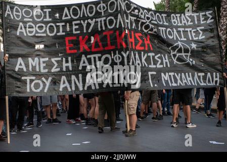 Athen, Griechenland. 21.. Juli 2022. Demonstranten marschieren mit Parolen gegen die Polizei und den Staat. Tausende marschierten während der Demonstration von 6. in Solidarität mit dem anarchistischen Gefangenen Giannis Michailidis, der sich seit Mai 23. im Hungerstreik befindet und die Behörden zur Einhaltung des Gesetzes auffordert und ihn freilässt, da er die notwendige Zeit zur Freilassung auf Bewährung abgedient hat. (Bild: © Nikolas Georgiou/ZUMA Press Wire) Stockfoto