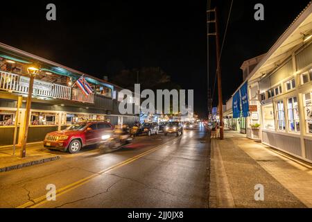 Ein Blick auf die Front Street bei Nacht in Lahaina, Maui, Hawaii. Stockfoto