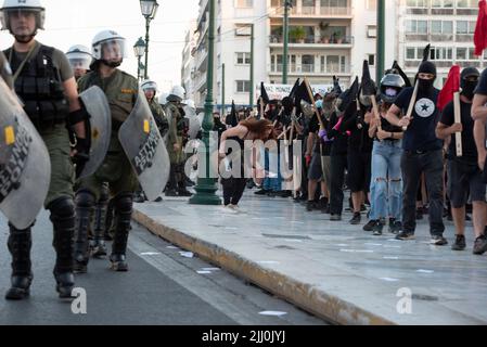 Athen, Griechenland. 21.. Juli 2022. Demonstranten marschieren mit Parolen gegen die Polizei und den Staat. Tausende marschierten während der Demonstration von 6. in Solidarität mit dem anarchistischen Gefangenen Giannis Michailidis, der sich seit Mai 23. im Hungerstreik befindet und die Behörden zur Einhaltung des Gesetzes auffordert und ihn freilässt, da er die notwendige Zeit zur Freilassung auf Bewährung abgedient hat. (Bild: © Nikolas Georgiou/ZUMA Press Wire) Stockfoto